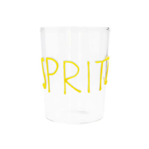 Bicchiere trasparente in vetro borosilicato con scritta in rilievo giallo in vetro colorato, vista frontale su sfondo neutro