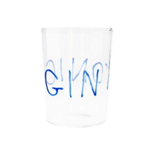 Bicchiere trasparente in vetro borosilicato con scritta in rilievo blu in vetro colorato, vista frontale su sfondo neutro
