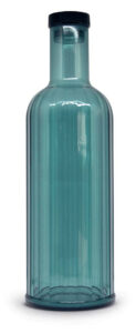 Bottiglia in acrilico color azzurro con design scanalato e tappo coordinato, vista frontale su sfondo neutro.